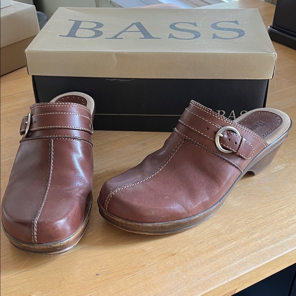 Bass women’s Brown Leather Clogs